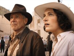 Harrison Ford jako Indiana Jones a Phoebe Waller-Bridge v roli Heleny.
