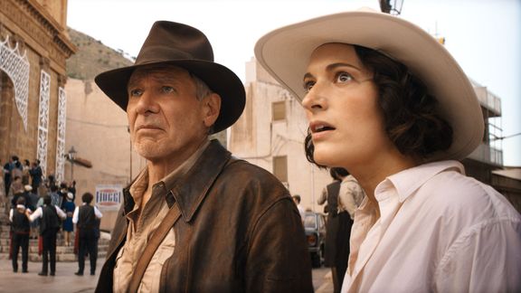 Na snímku z nového dílu Indiana Jonese jsou představitel hlavní role Harrison Ford a Phoebe Waller-Bridge v roli jeho kmotřenky Heleny.