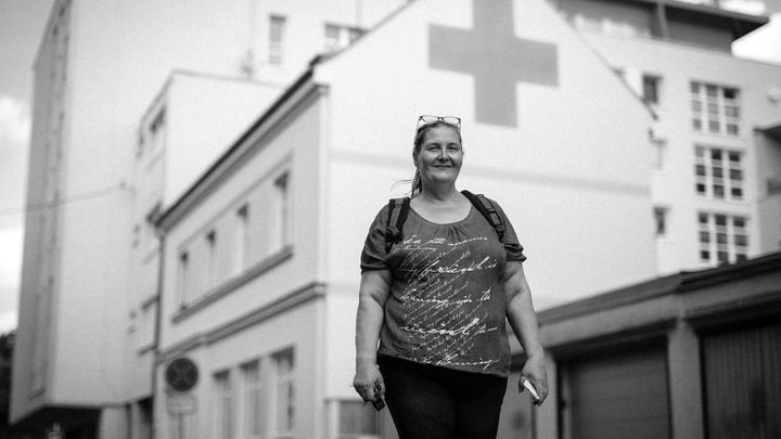 Díky nové práci má žena, která žila s dcerami ve stanu, šanci opustit azylový dům