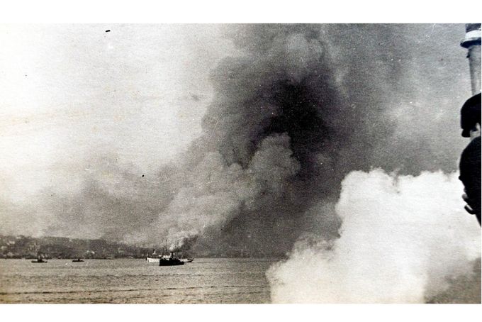 Dým po explozi v Halifaxu, 6. 12. 1917; snímek RN poručíka Victora Magnuse. Výbuch Mont‑Blanc zabil téměř 2 000 lidí.