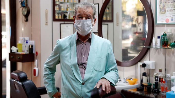 Italský holič Luigi Pinzo se své profesi věnuje bezmála 70 let. Pověsit nůžky na hřebík ho však donutila až současná pandemie koronaviru.