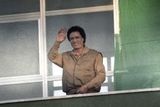 Kaddáfí mává davu z balkónu pevnosti Báb al Azízíja 28. března 1986.