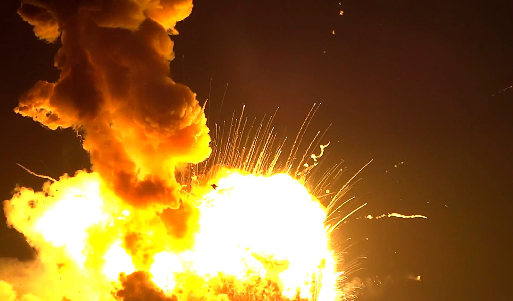 Výbuch rakety Antares na Wallops Island.