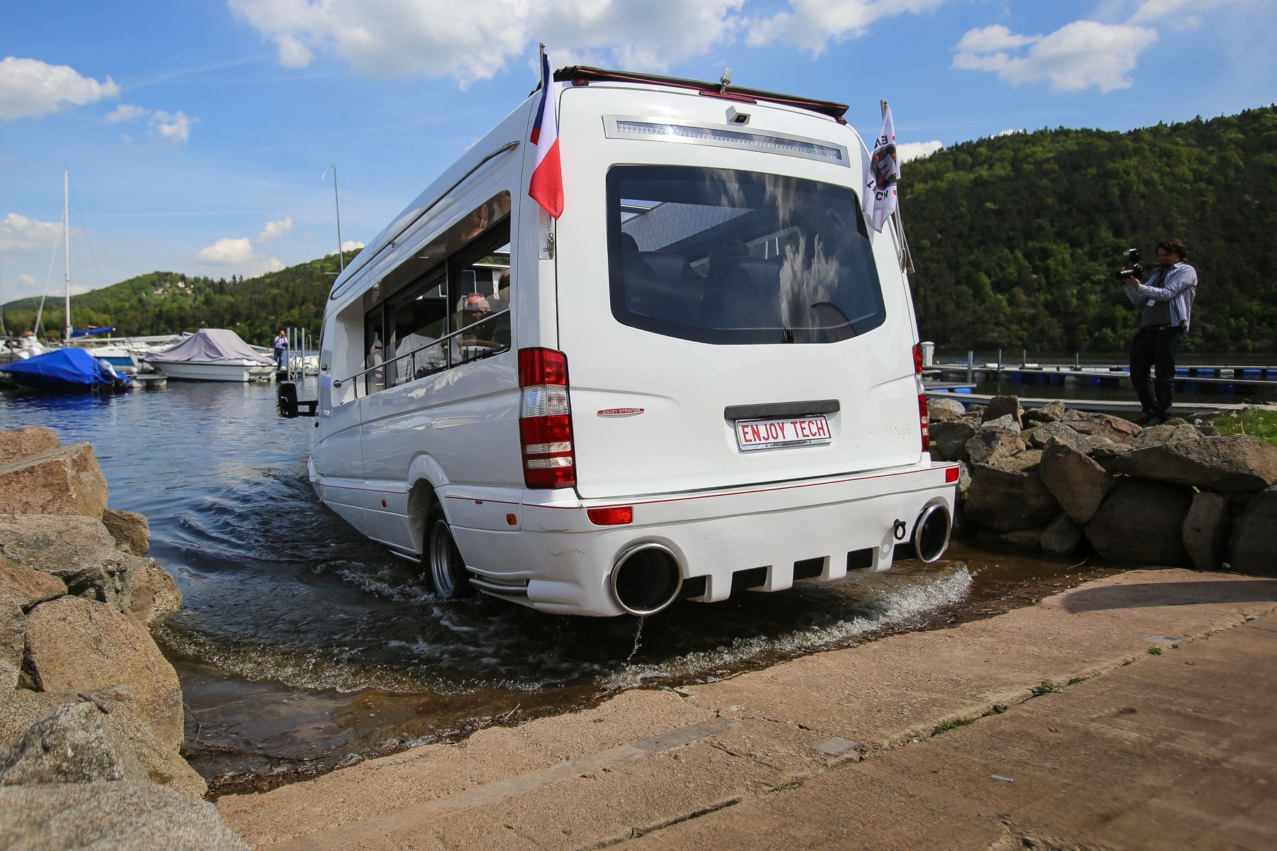 Obojživelný minibus Enjoy Sprinter, prototyp, základem je Mercedes Sprinter