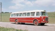 Linková Škoda 706 RTO z Vysokého Mýta měla mechanicky ovládané boční dveře, nikoliv elektropneumatické.