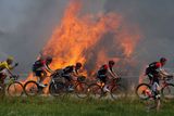 Cyklistická Tour de France nabízí tradičně celou řadu nejrůznějších scenérií, kolem kterých jezdci projíždějí. V 6. etapě to byl třeba dramatický pohled na hořící balíky slámy.