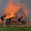 Peloton projíždí kolem hořící slámy v 6. etapě na Tour de France 2018