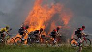 Cyklistická Tour de France nabízí tradičně celou řadu nejrůznějších scenérií, kolem kterých jezdci projíždějí. V 6. etapě to byl třeba dramatický pohled na hořící balíky slámy.