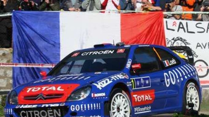 Sebastien Loeb s Citroënem Xsara na trati první etapy Korsciké rallye.