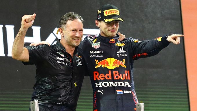 Max Verstappen a šéf Red Bullu Christian Horner se raduji z vítězství v Abú Zábí a z Nizozemcova titulu mistra světa formule 1 za rok 2021