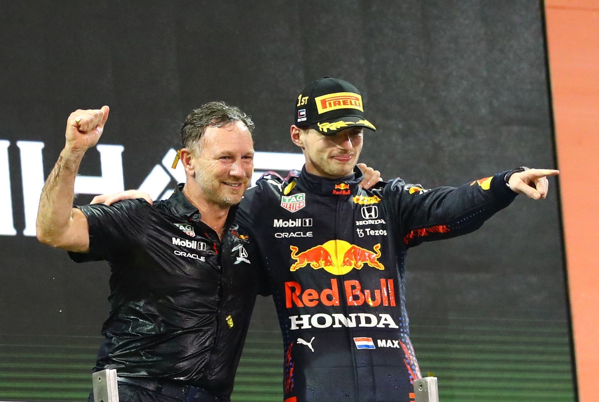Max Verstappen a šéf Red Bullu Christian Horner se raduji z vítězství v Abú Zábí a z Nizozemcova titulu mistra světa formule 1 za rok 2021