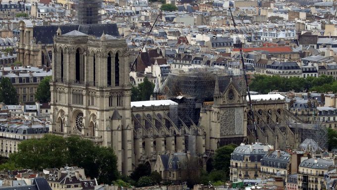 Pohled na poničenou katedrálu Notre-Dame v Paříži.