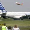 Obří Airbus A380 při odletu z berlínského letiště Schönefeld