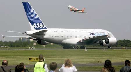 Obří Airbus A380 při odletu z berlínského letiště Schönefeld
