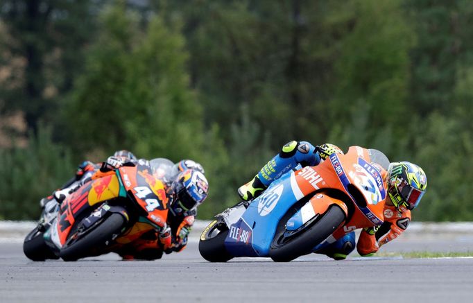 Lorenzo Baldassarri (7) a Miguel Oliveira v závodě Moto2 v Brně 2018.