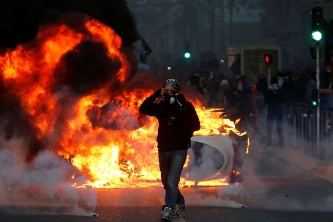 Také v Marseille protestující zapalovali auta a vyvolávali potyčky s policií.