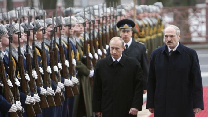 Lukašenko a Putin na dnešní přehlídce čestné stráže v Minsku.