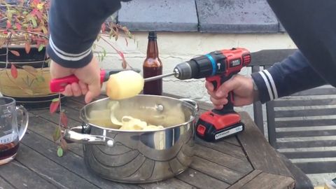VIDEO: Originální způsob, jak rychle oloupat brambory. Pomůže vrtačka