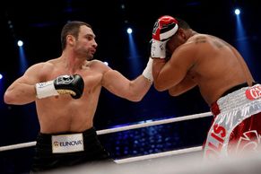Vitalij Kličko obhájil titul WBC, olympijský vítěz Solis z ringu odkulhal