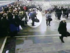 Televize ukázala záběry z bezpečnostních kamer, které zachytily muže, jenž 11. dubna odpálil v minském metru ve stanici Oktjabrskaja bombu.