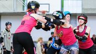 Roller derby je skutečně kontaktním sportem, kde se sice pískají fauly,...