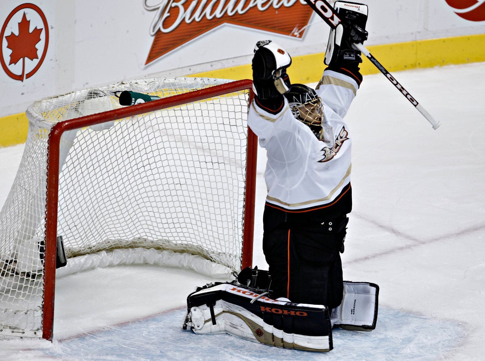 Jonas Hiller slaví vítězství Anaheimu