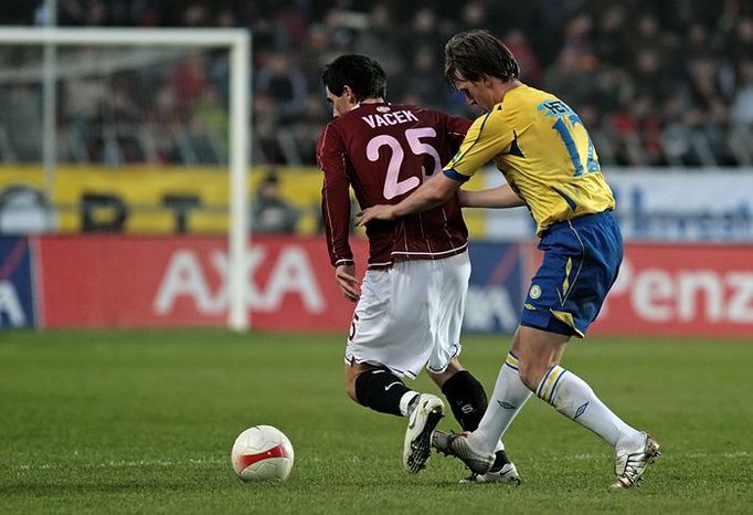 Michal Doležal (vpravo, FK Teplice) nenechává uniknout záložníka AC Sparta Praha - Kamila Vacka (vlevo).