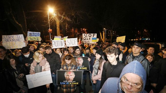 Záběry z pražské demonstrace před ruskou ambasádou na podporu napadené Ukrajině.