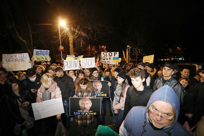 Záběry z pražské demonstrace před ruskou ambasádou na podporu napadené Ukrajině.