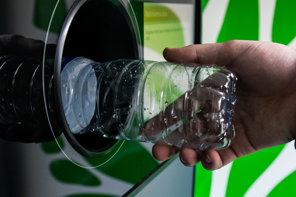 Recyklace plastové lahve, plast, automat na recyklaci - ilustrační foto.