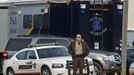 A law enforcement official stands guard at a roadblock near the scene of a shooting and hostage taking near Midland City, Alabama February 1, 2013. Residents in a rural Alabama town prayed on Friday and called for the release of a 5-year-old boy being held captive for a fourth day by a man accused of shooting a school bus driver and then taking the child hostage. REUTERS/Phil Sears (UNITED STATES - Tags: CRIME LAW) Published: Úno. 1, 2013, 9:33 odp.