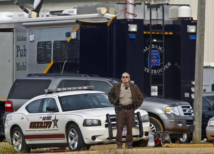 A law enforcement official stands guard at a roadblock near the scene of a shooting and hostage taking near Midland City, Alabama February 1, 2013. Residents in a rural Alabama town prayed on Friday and called for the release of a 5-year-old boy being held captive for a fourth day by a man accused of shooting a school bus driver and then taking the child hostage. REUTERS/Phil Sears (UNITED STATES - Tags: CRIME LAW) Published: Úno. 1, 2013, 9:33 odp.