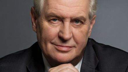 Portréty Zemana do kompostu? Nemůže viset před žáky jako vzor, říká ředitel Bergman