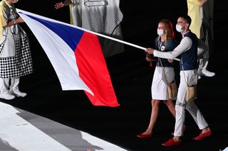 Česká výprava při zahájení olympiády v Tokiu 2020 (vlajkonoši Petra Kvitová a Tomáš Satoranský)