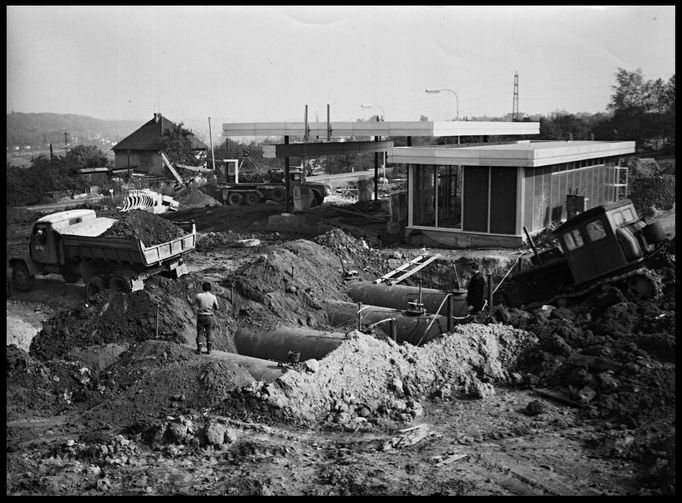 Stanice typu Feal vynikala vytříbenou minimalistickou estetikou, která je patrná i na fotografii rozestavěné konstrukce v Praze-Hloubětíně z roku 1974.