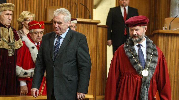 Prezident Miloš Zeman a rektor UK Václav Hampl při jmenování profesorů.