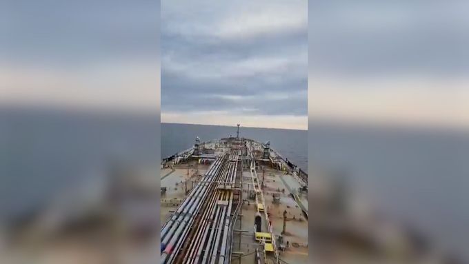 Video z můstku tankeru lodi, na kterých jsou slyšet pokyny estonského námořnictva.