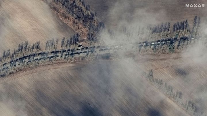 Ruský vojenský konvoj může naznačovat plány na obléhání Kyjeva. Teď se ale zastavil; Zdroj foto: Reuters