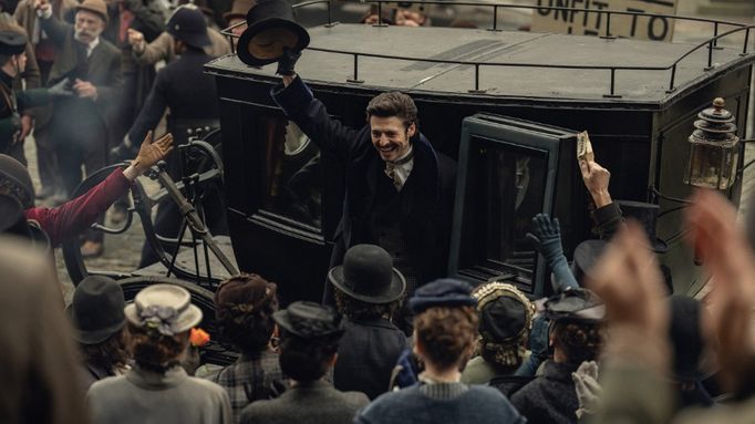 Z britského seriálu Stevena Knighta Rod Guinessů (2025).