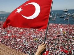 V květnu se Turci vydali do ulic, aby vládě ukázali svoji nespokojenost. Snímek je z přístavu v Izmiru, kam přišly desítky tisíc demonstrantů, kterým se nelíbil rostoucí vliv islamistů ve vládě. Turecko chce zůstat sekulární.