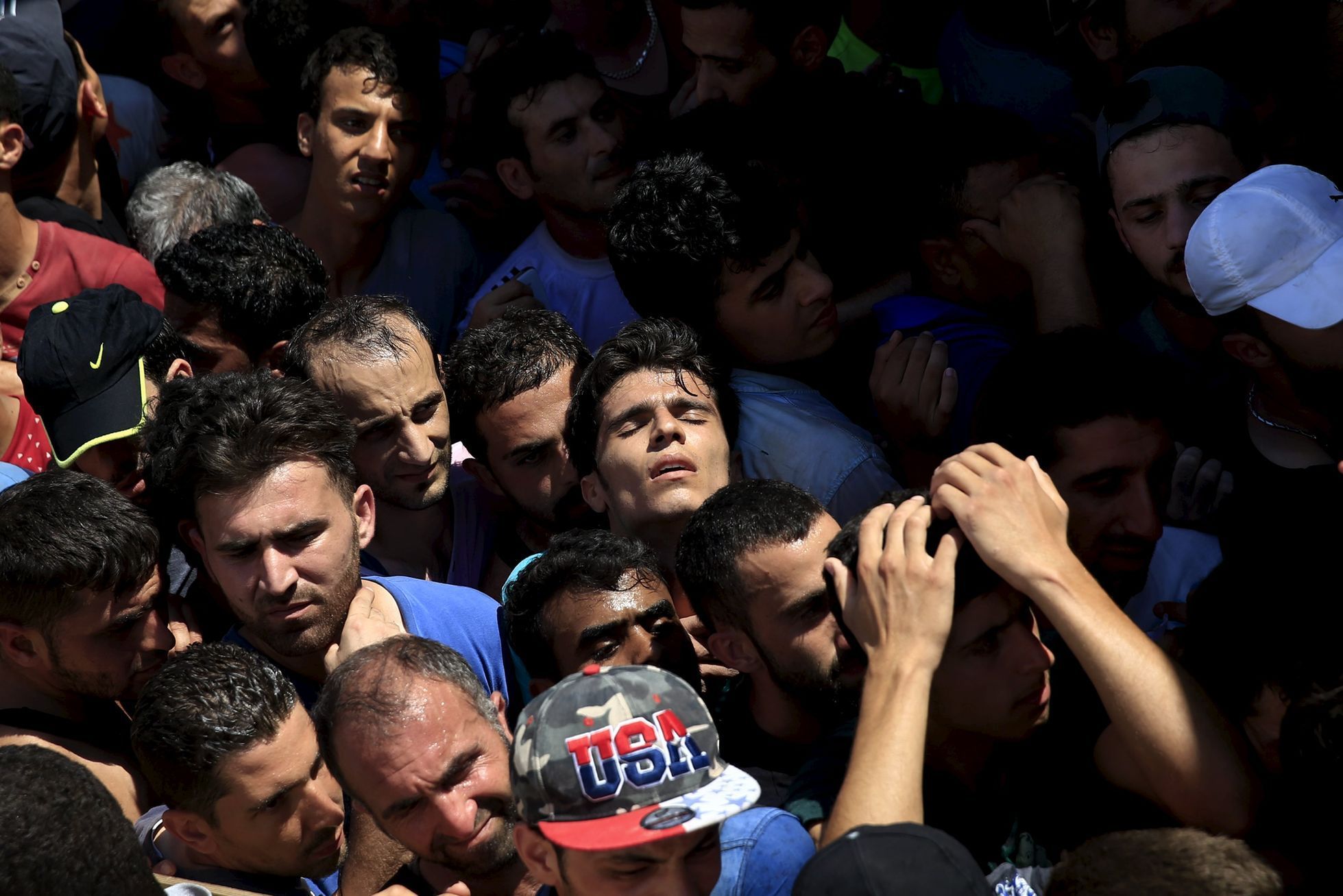Syrští uprchlíci na Kosu uzamčení na stadionu před povinnou registrací