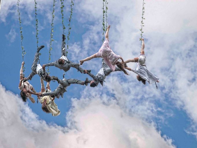 Ve Voalá Station akrobaté zavěšení na jeřábu rozvíjejí ve vzduchu drobné příběhy.