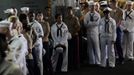 U.S. Marines and navy personnel prepare to line up and stand at the rails of the USS Wasp as the amphibious assault ship enters into New York Harbor for Fleet Week May 23, 2012. REUTERS/Keith Bedford (UNITED STATES - Tags: MILITARY) Published: Kvě. 23, 2012, 8:57 odp.