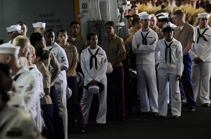 U.S. Marines and navy personnel prepare to line up and stand at the rails of the USS Wasp as the amphibious assault ship enters into New York Harbor for Fleet Week May 23, 2012. REUTERS/Keith Bedford (UNITED STATES - Tags: MILITARY) Published: Kvě. 23, 2012, 8:57 odp.