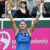 Česká tenistka Petra Kvitová se raduje z vítězství v semifinále Fed Cupu 2012 s Itálií.