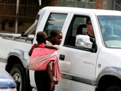 Žebrající děti na ulici v metropoli Harare