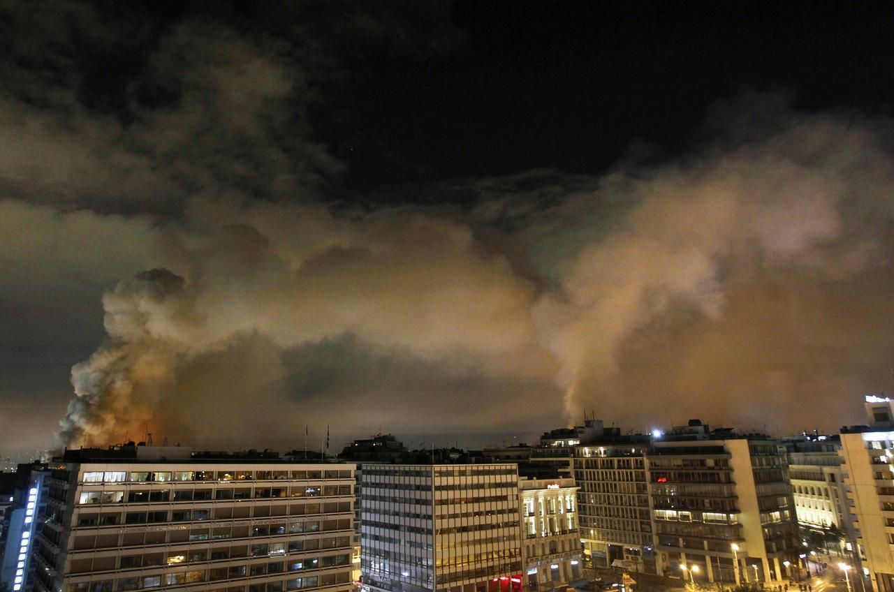 Řecký parlament schválil úspory, v ulicích byly protesty