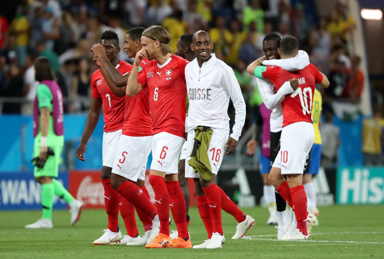 Švýcaři slaví vítězství v zápase s Brazílií na MS 2018