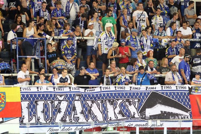 Kometa Brno-Slovan Bratislava: fanoušci Komety s transparentem Lužánky