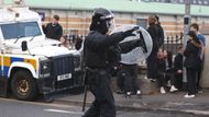 V Ballymeně zasahovali policejní psi, v ulicích města vyrůstaly barikády a napětí bylo cítit na každém kroku. Někteří mladíci házeli kameny na domy a rozbíjeli okna v horních patrech. Policisté vybavení štíty postupovali proti davu, aby ho rozehnali, a sami čelili spršce kamenů, pyrotechniky i zápalných lahví.